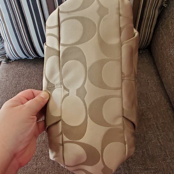 EUC Coach Signature Jacquard Hobo - Picture 5 of 10